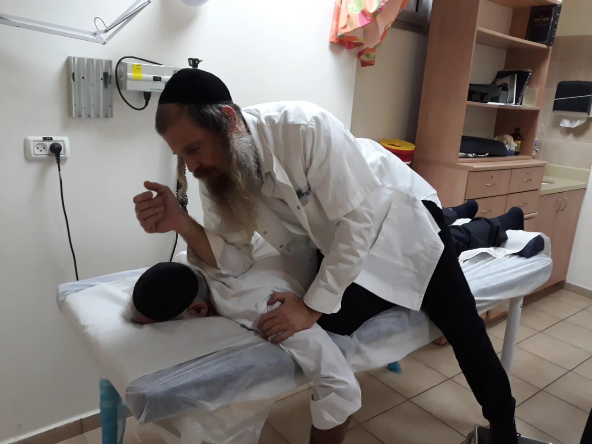 רוני אילון־הירש מטפל בשיאצו