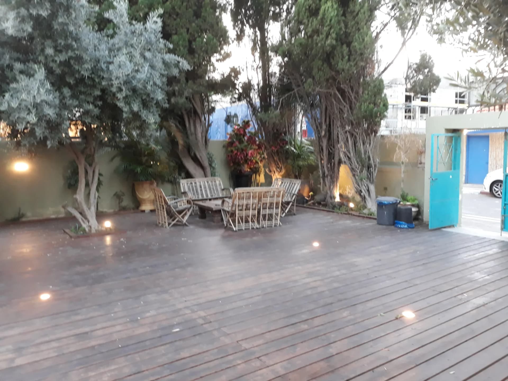 החצר של מרכז שמים אשירה