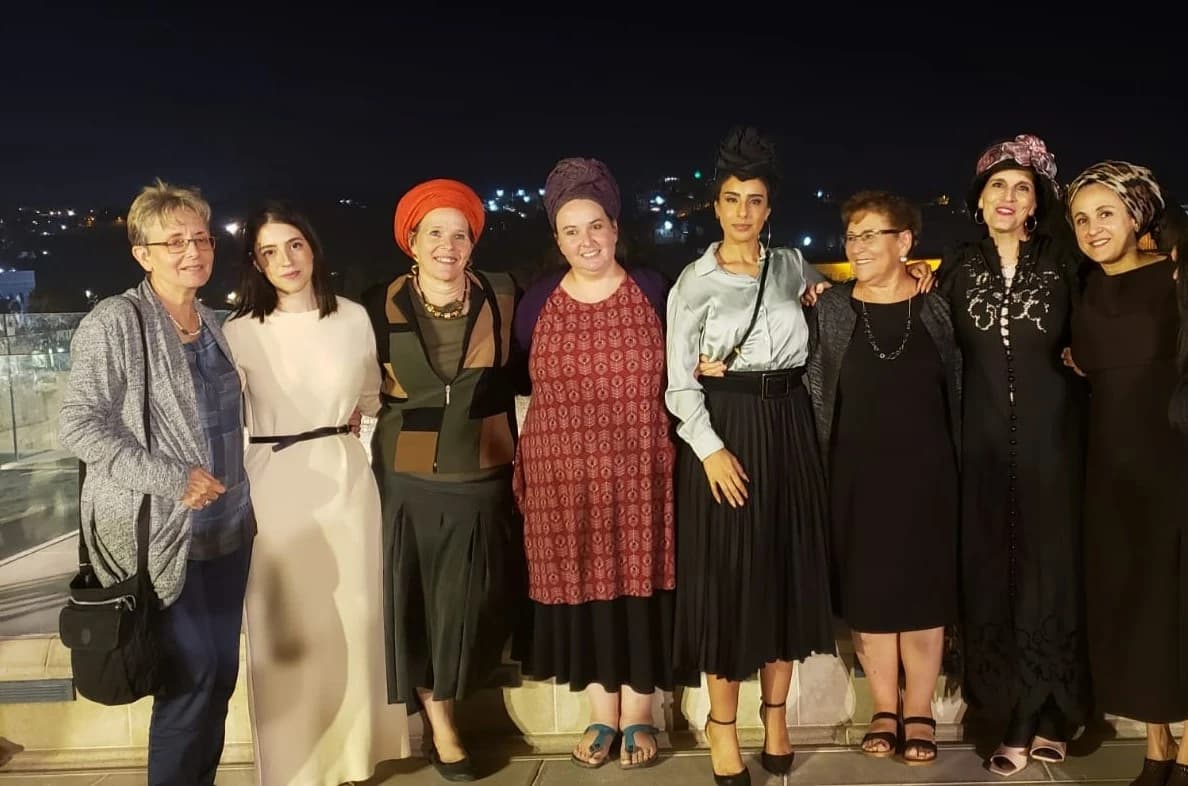 קבוצת נשים במרכז אשירה