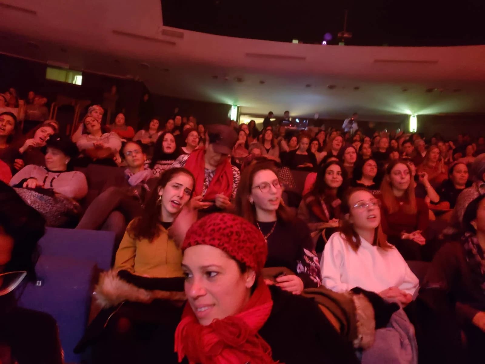 קהל בערב במרכז אשירה